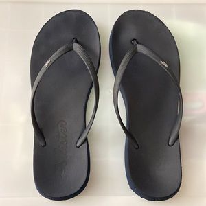 Hollister navy blue flip flops